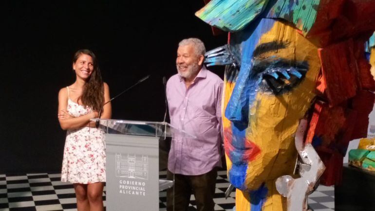 Willy Ramos junto a su hija Carmen en la presentación de la exposición en el palacio de la Diputación 