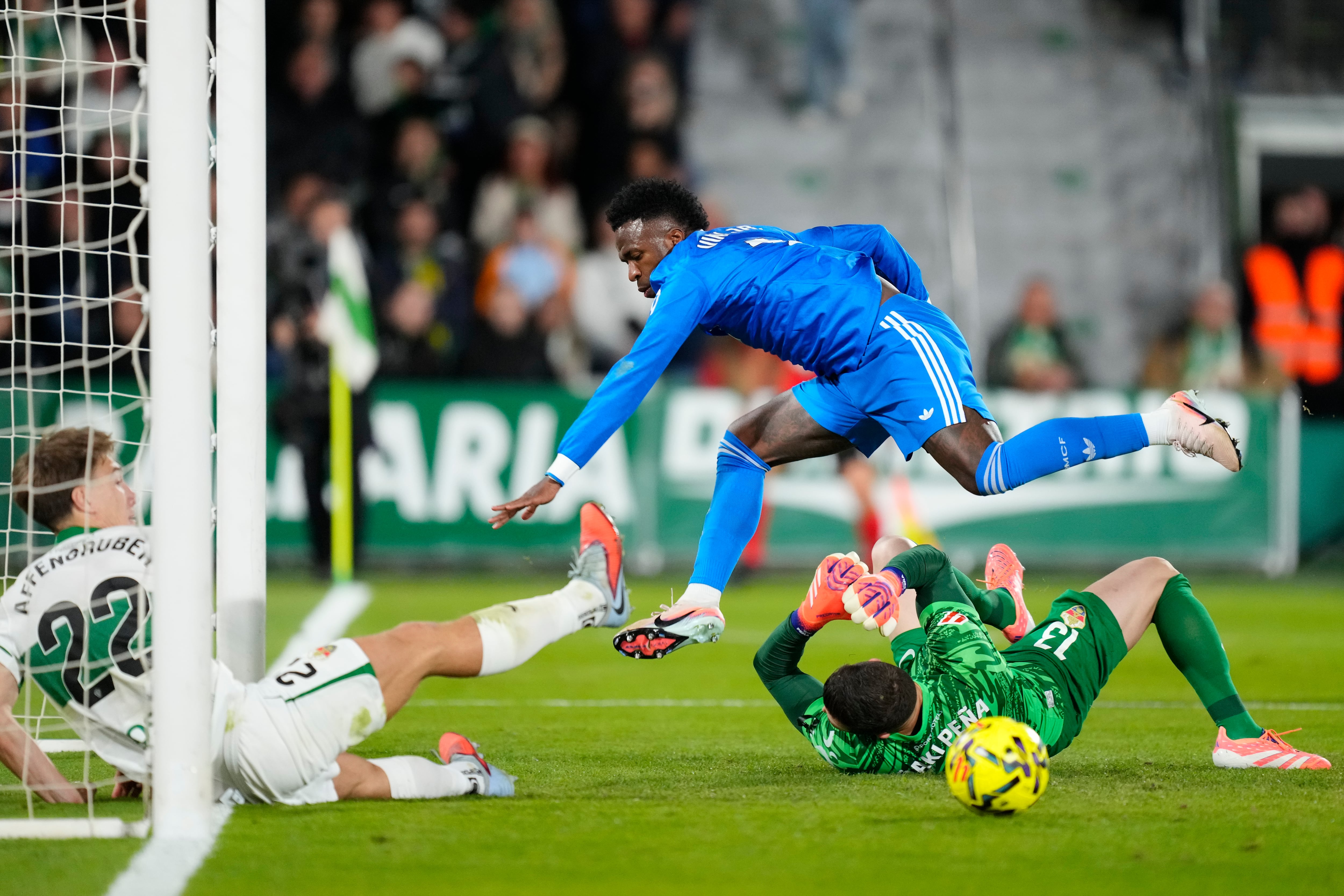 ¿Era falta de Vinicius a Iñaki Peña en el gol de Bellingham? Iturralde González resuelve la polémica del Elche-Real Madrid