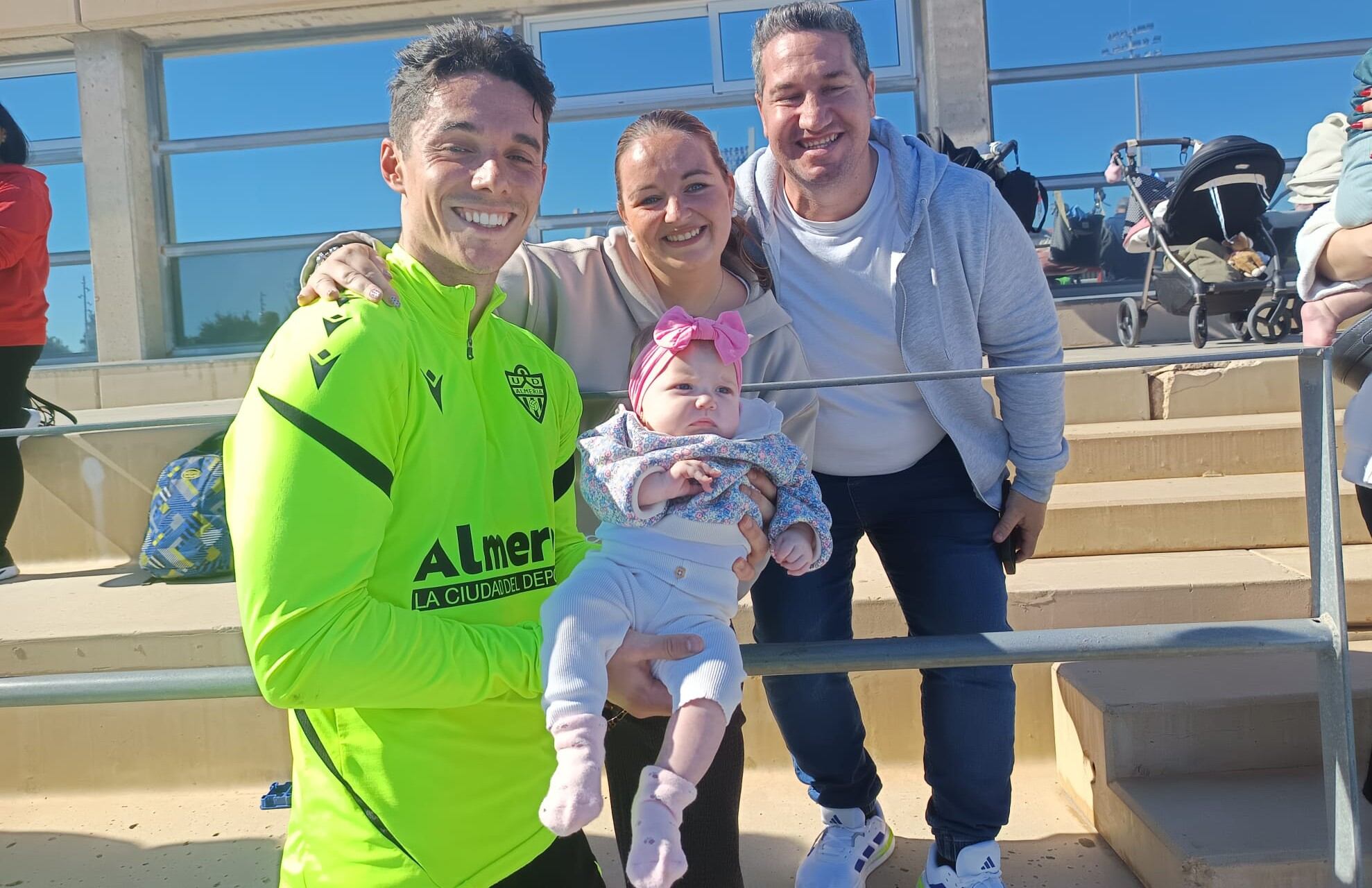 el pichichi sergio arribas posa para LA VOZ de Almería con una bebé y sus padres después del entrenamiento en la semana previa a la visita del Córdoba al Estadio de los Juegos Mediterráneos.