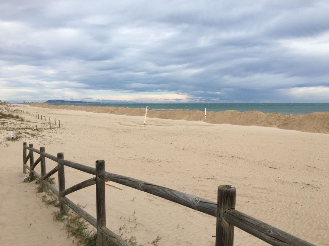 Extracción de arena en la playa de l&#039;Auir de Gandia