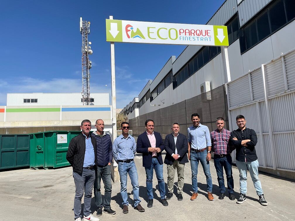 En la visita al Ecoparque el alcalde estuvo acompañado por el concejal de Medio Ambiente, David Alarcón, el edil de Mantenimiento, Tomás Sellés, el Primer Teniente de Alcalde y edil de Urbanismo, Víctor Darío Llinares, el edil de Obras, José Vicente Lloret y el concejal de Fondos Europeos, Héctor Baldó, además del equipo técnico municipal, el equipo de Sabospa S.L. y representantes de asociaciones locales