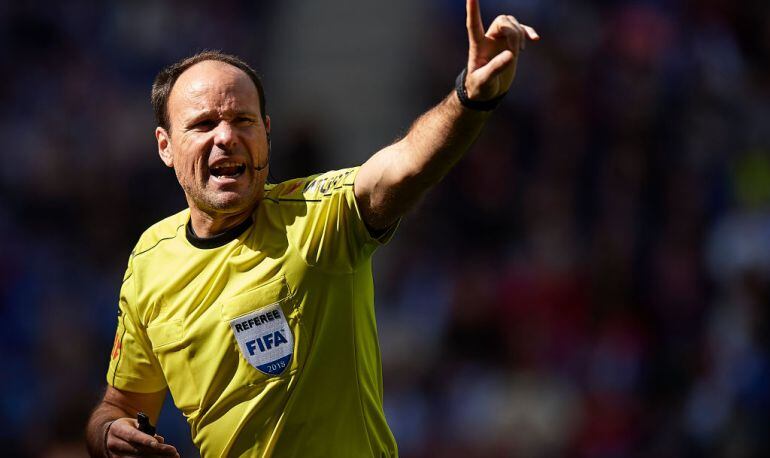 Mateu Lahoz, durante un partido FIFA