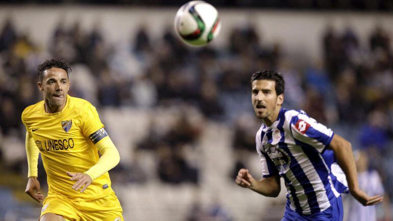 El centrocampista del Deportivo Juan Carlos Real (d) lucha un balón con el defensa brasileño del Málaga Weligton Robson (i), durante el partido de vuelta de dieciseisavos de final de la Copa del Rey, disputado esta tarde en el estadio de Riazor. EFE/Cabal