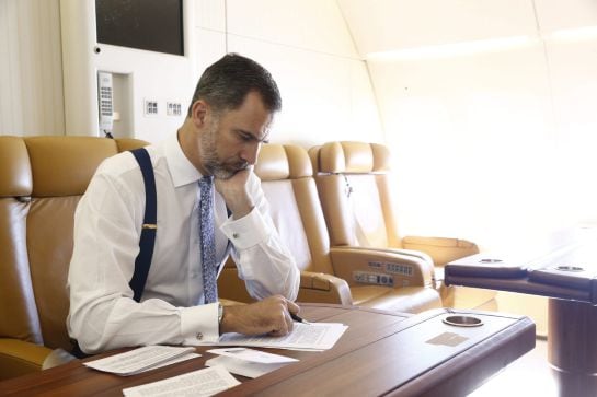 Fotografía facilitada por la Casa de S.M. el Rey que muestra al rey Felipe VI en el avión oficial preparando un discurso en su viaje oficial a París.