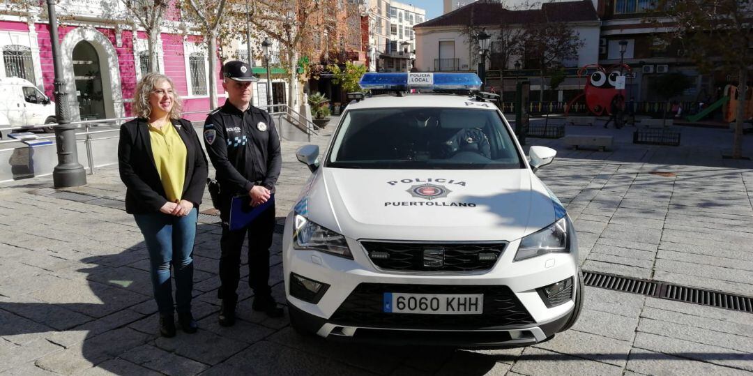 La concejal de seguridad, Ana Belén Mazarro, y el Comisario Antonio Fernández posan junto al nuevo vehículo policial