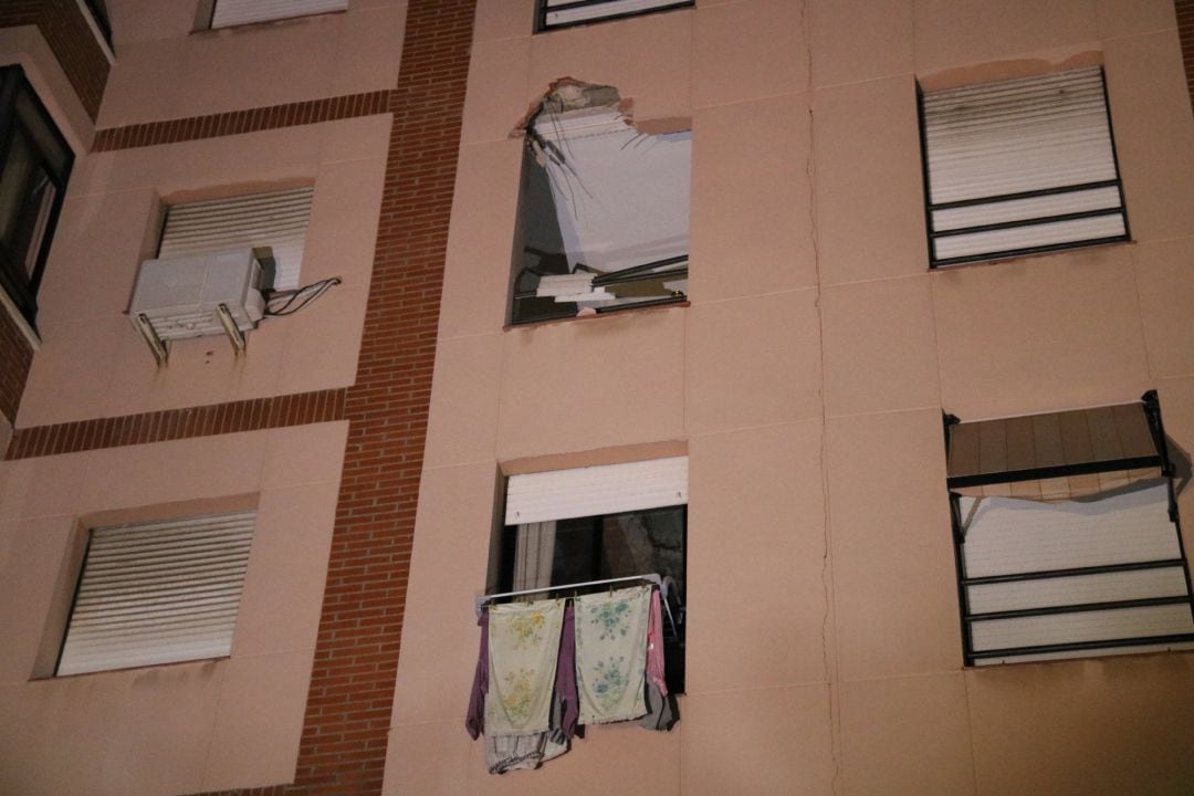 La ventana por la que entró la tapa del reactor a toda velocidad, provocando el derrumbamiento del techo y la muerte del hombre