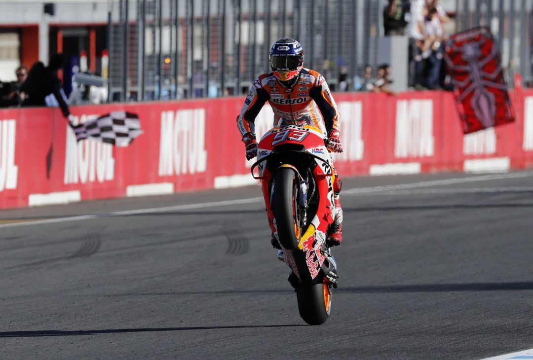 Márquez entra en meta en el GP de Japón, donde se ha impuesto para alcanzar su séptimo título mundial, el quinto en MotoGP.