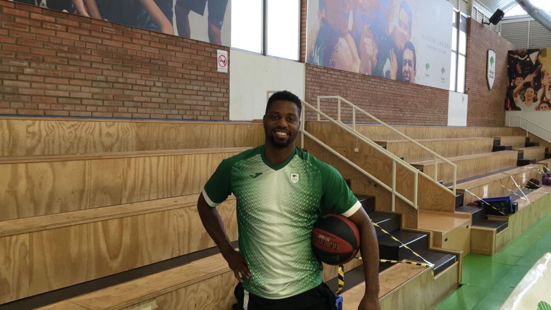 Melvin Ejim posa con un balón en el retorno a los entrenamientos en Los Guindos