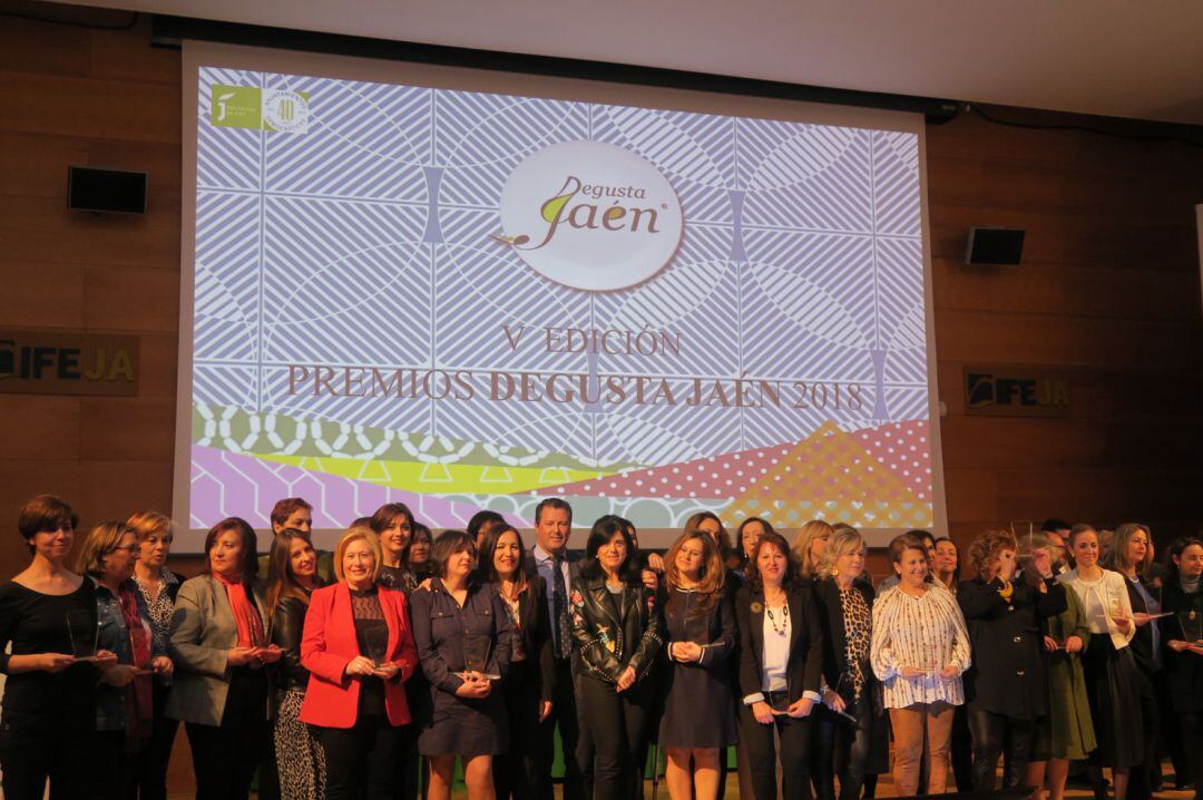 Premiados y autoridades en la foto de familia de los galardones 'Degusta Jaén'.