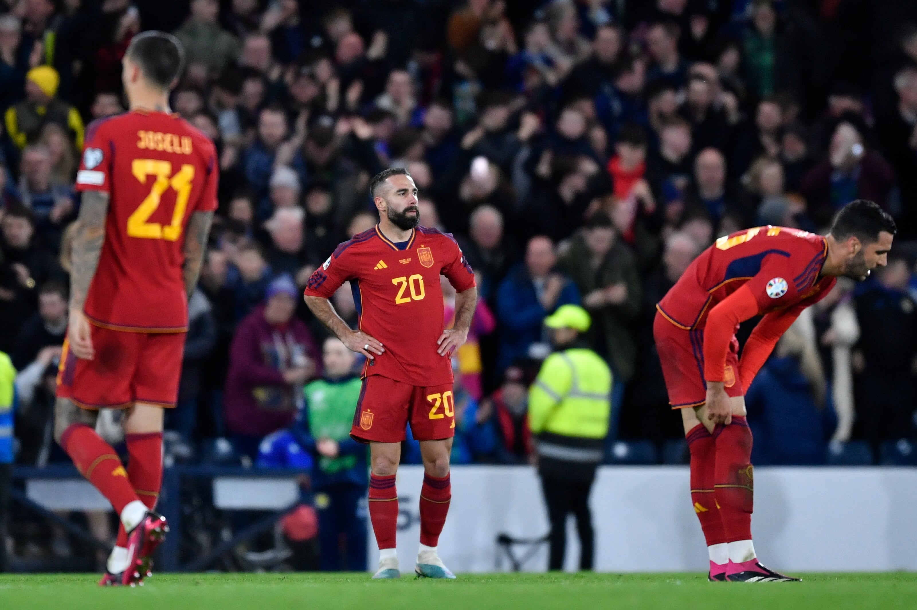 Los jugadores de la Selección se lamentan tras el segundo gol de Escocia.