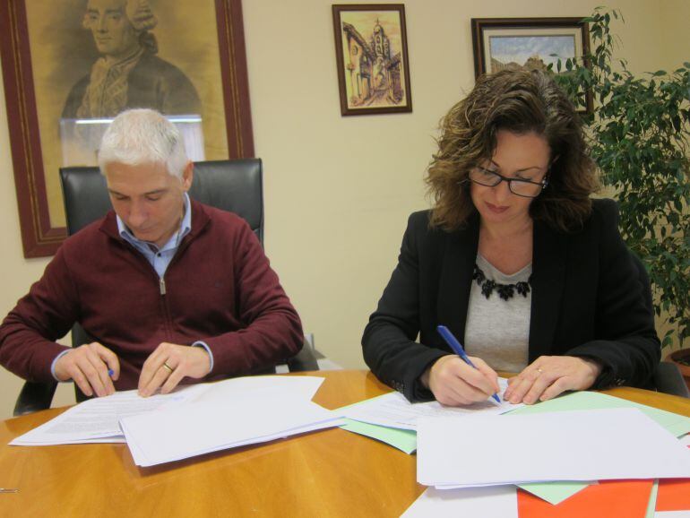 Ayuntamiento y Cruz Roja firmando el convenio
