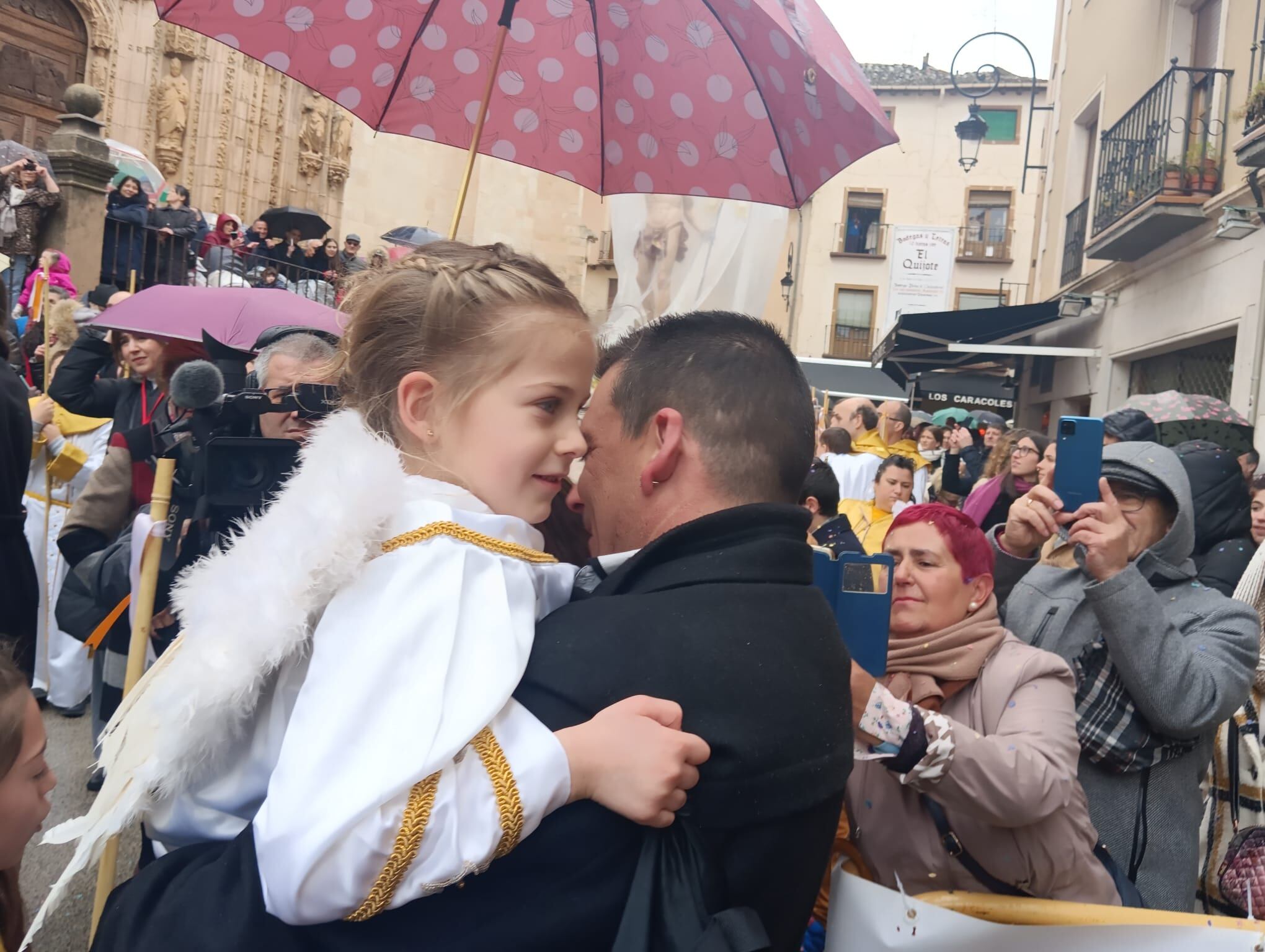 Ruth en brazos de su padre tras cumplir su cometido