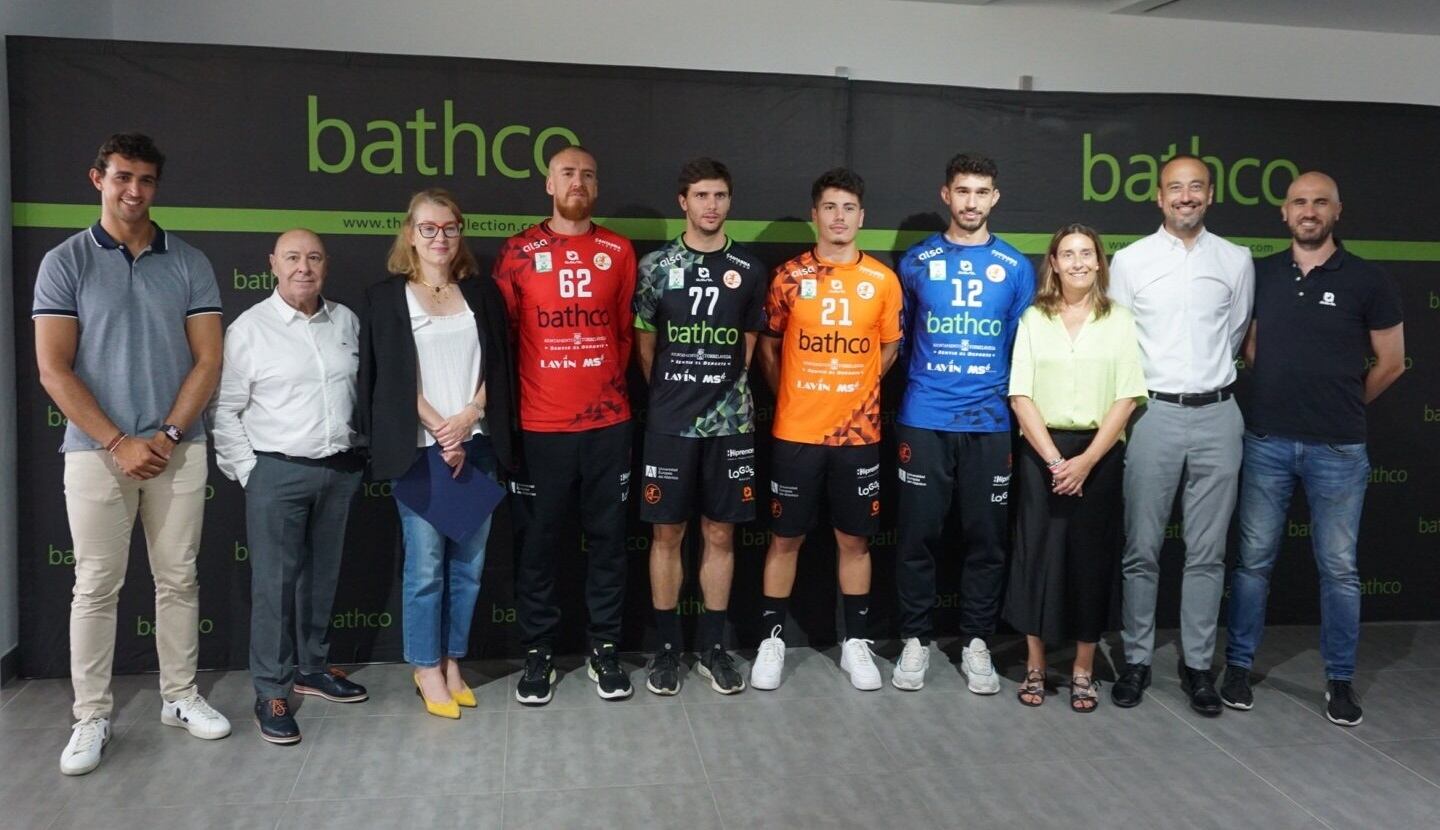 Las nuevas equipaciones del Bathco Torrelavega.