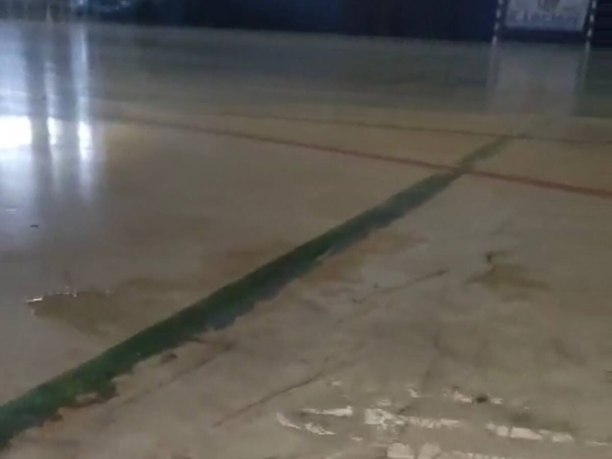 Las goteras alteran el último partido del Trepalio