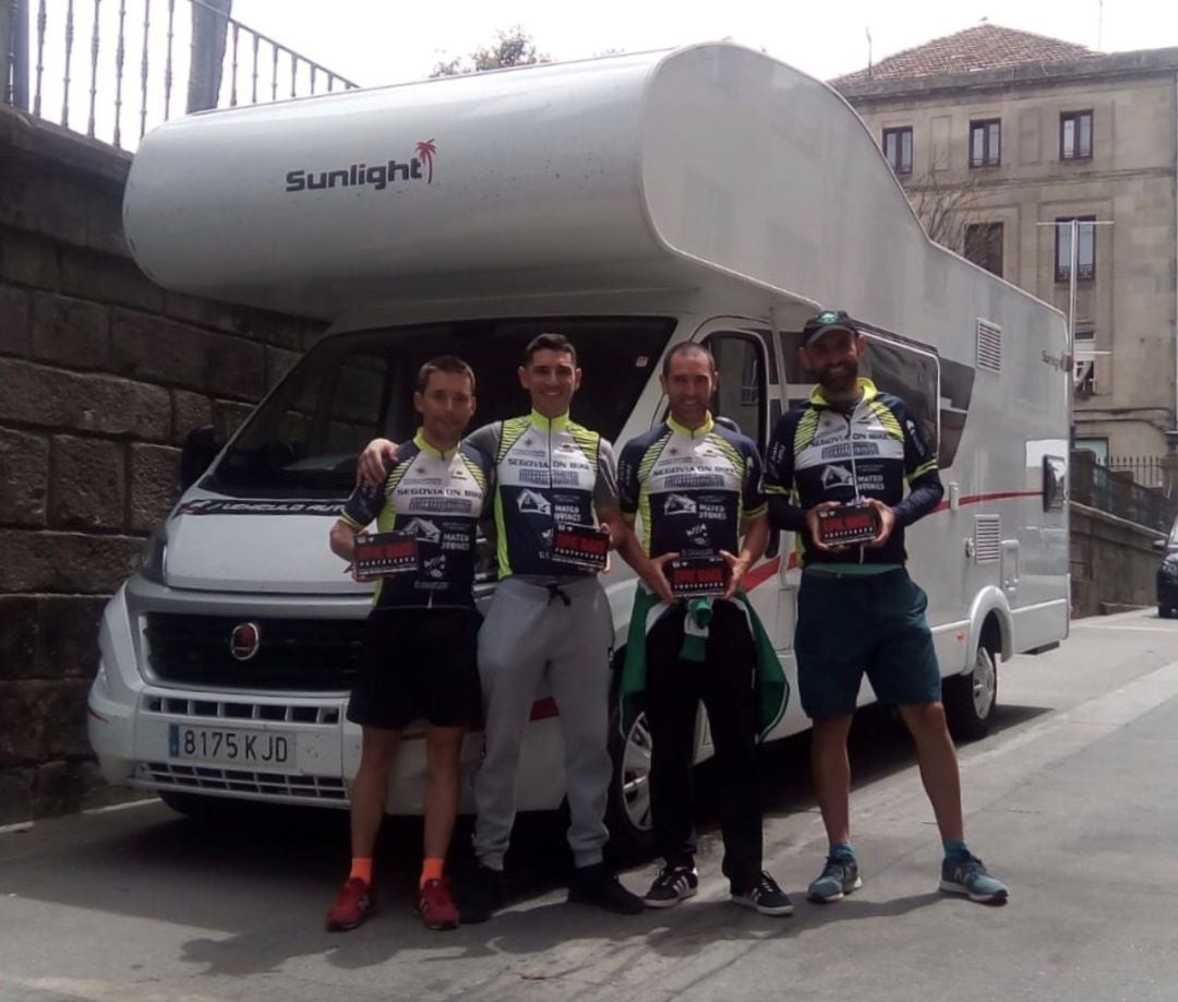 Los componentes de Segovia On Bike muestran el premio obtenido ante la caravana que les acompañó en el reto pontevedres