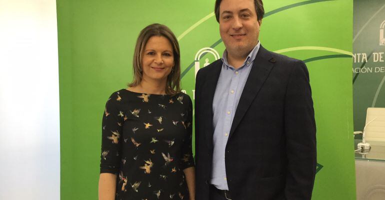 La delegada del gobierno, Ana Cobo, con el nuevo delegado de Fomento y Vivienda, José Manuel Higueras.