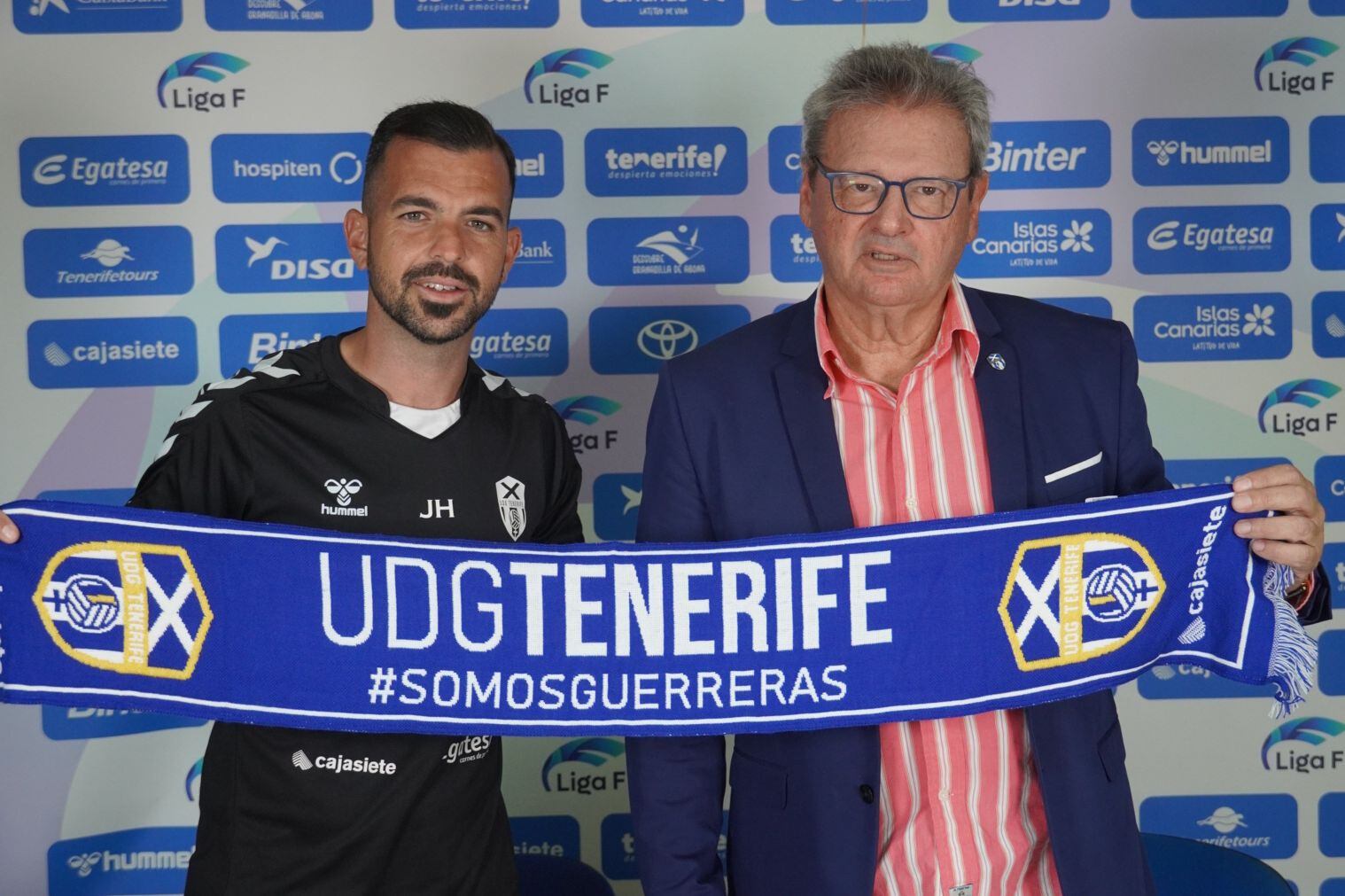 José Herrera y Sergio Batista posan tras el acuerdo de renovación del entrenador tinerfeño.