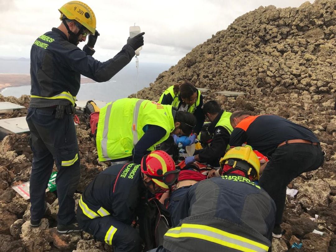 Los servicios de emergencia atendiendo al piloto de ala delta herido.