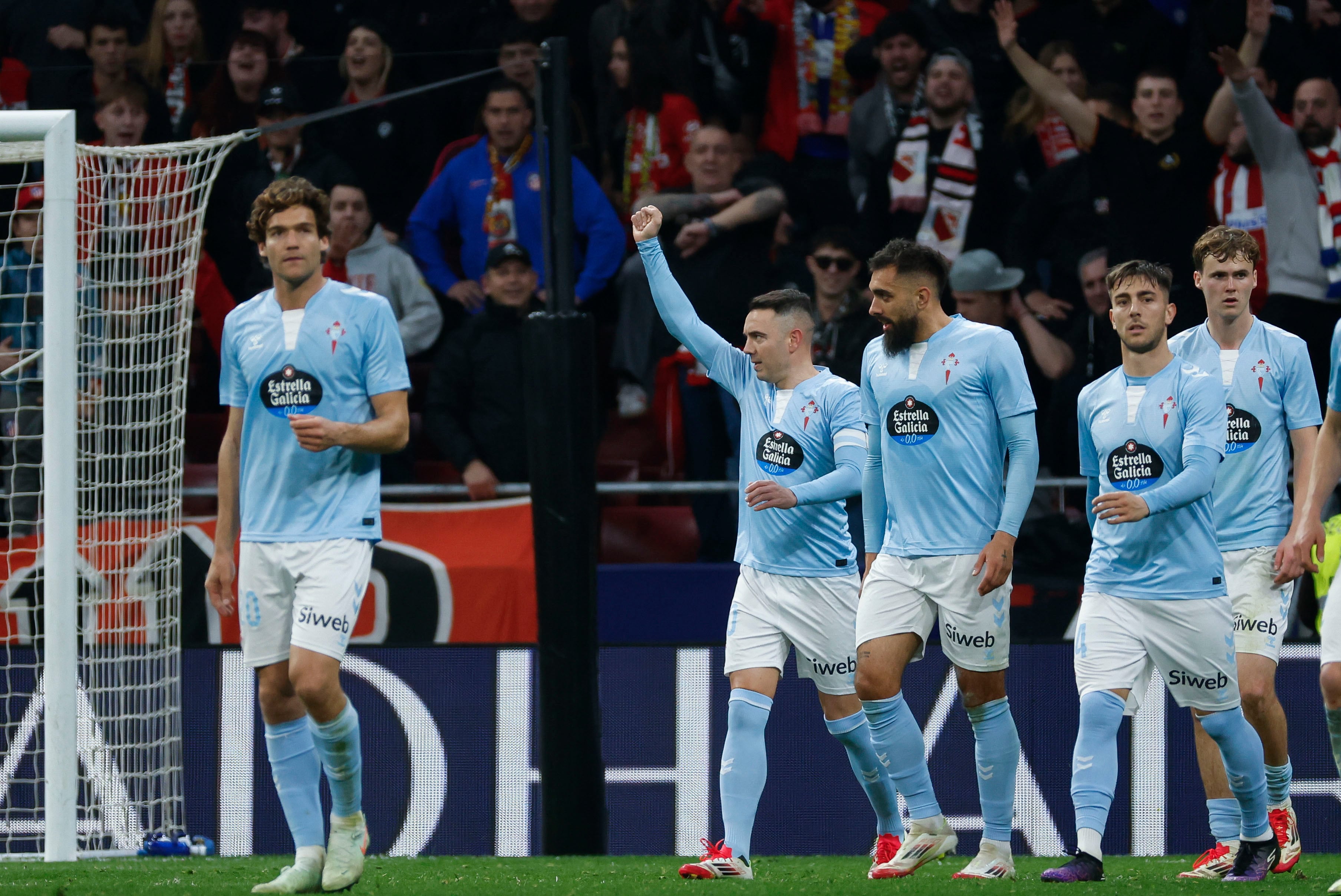 MADRID, 15/02/2025.- Los jugadores del Celta celebran el gol de Iago Aspas (2i), durante el partido de LaLiga que disputan el Atlético de Madrid y el Celta de Vigo este sábado en el estadio Riyadh Air Metropolitano, en Madrid. EFE/Mariscal
