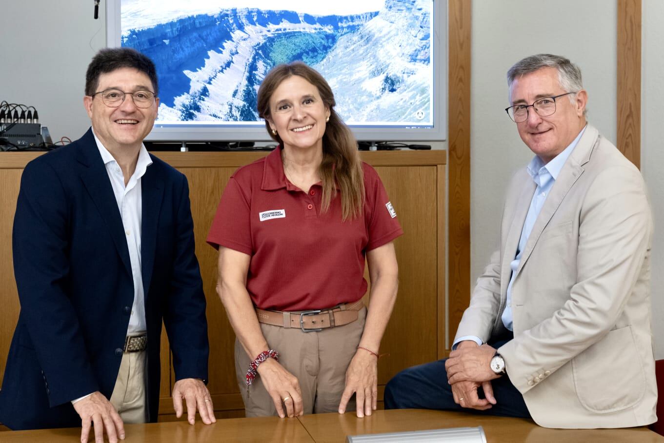 El director general de Medio Natural, Caza y Pesca, Alfonso Calvo; la directora general del Parque Nacional de Ordesa y Monte Perdido, Elena Villagrasa; y el consejero de Medio Ambiente y Turismo, Manuel Blasco.
