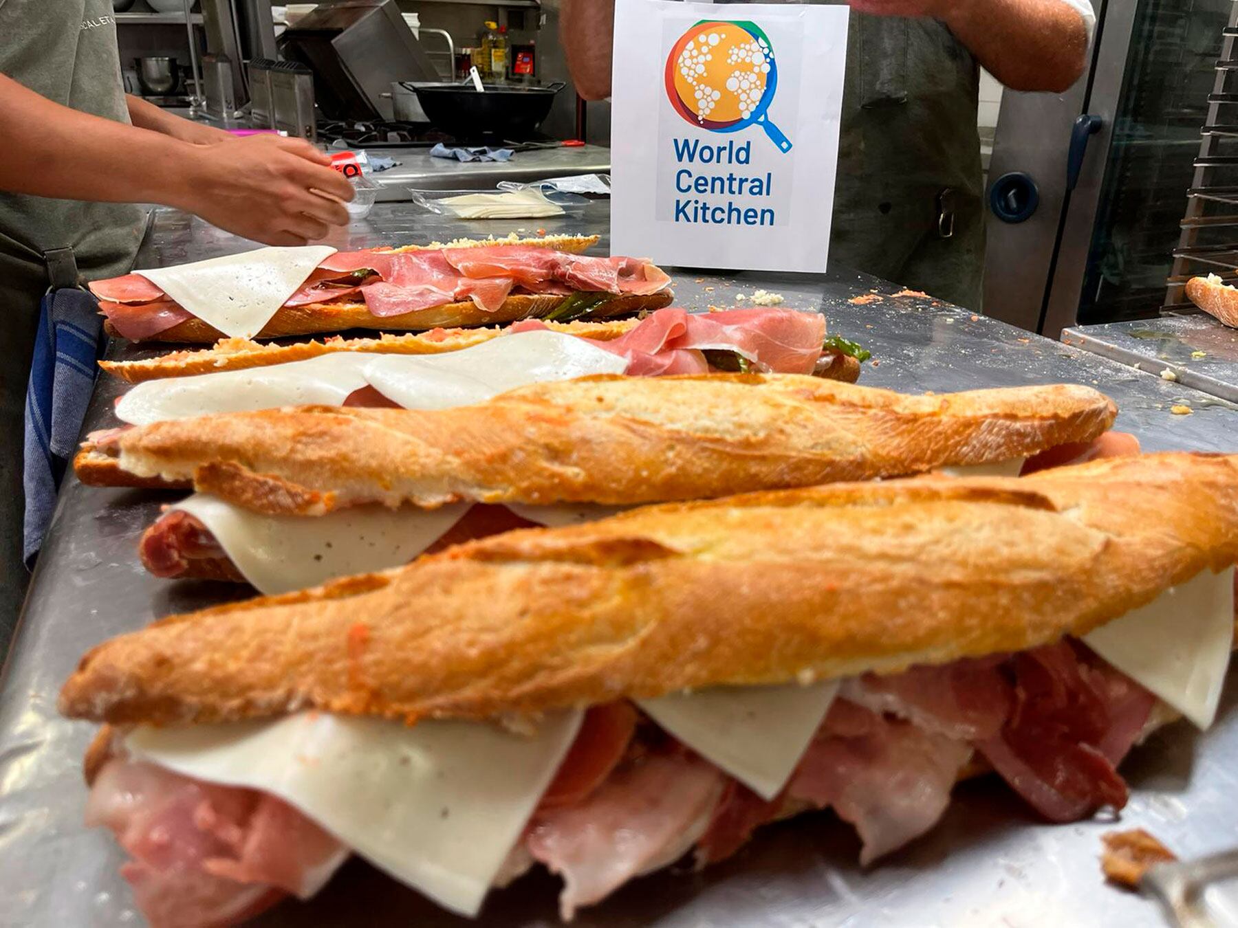 Imagen de algunos de los bocatas que se estaban preparando esta tarde en el Restaurant L&#039;Escaleta