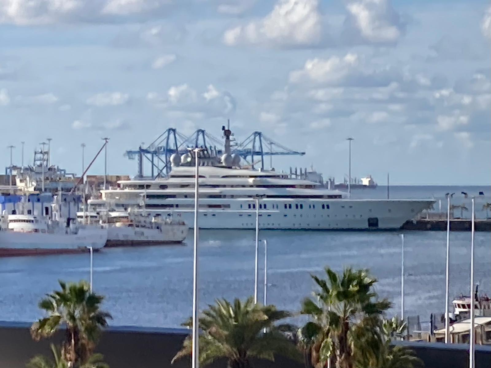 Megayate Ópera en el Muelle de Santa Catalina, en Las Palmas de Gran Canaria