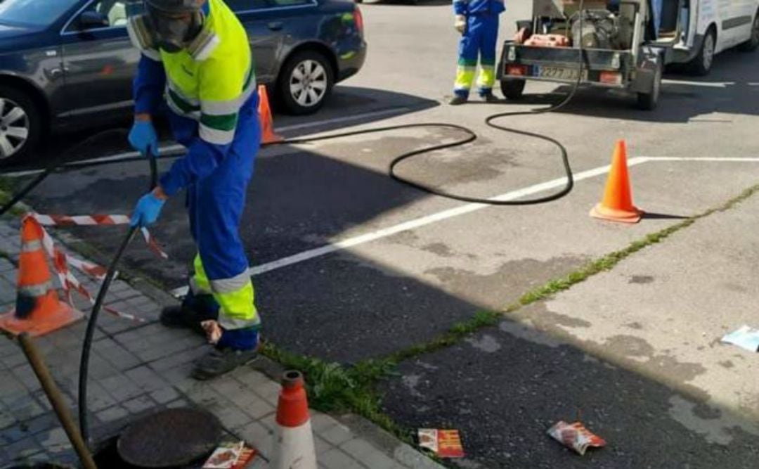 Operarios trabajando en la red municipal