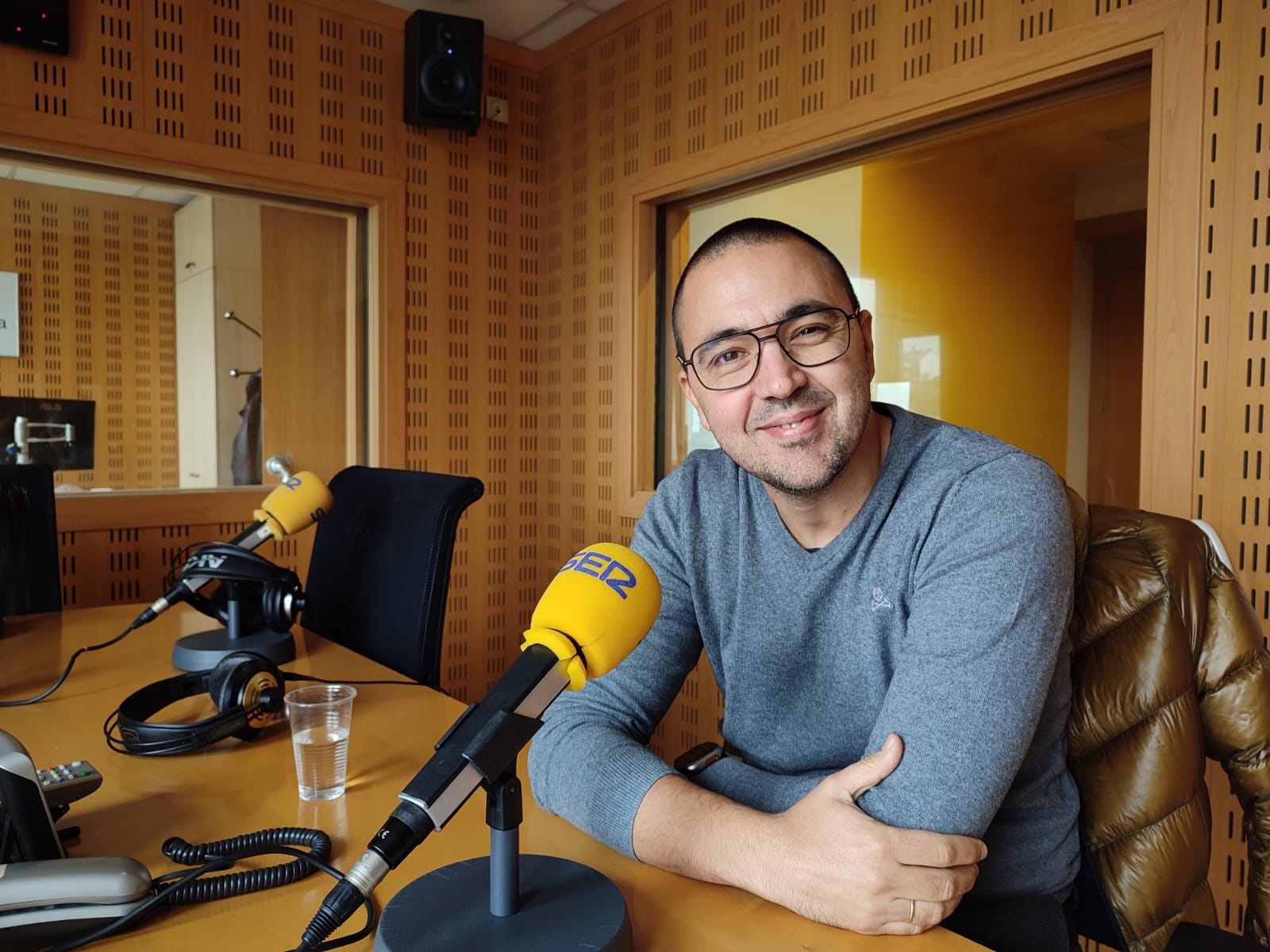 Txema Pérez en los estudios de SER Vitoria