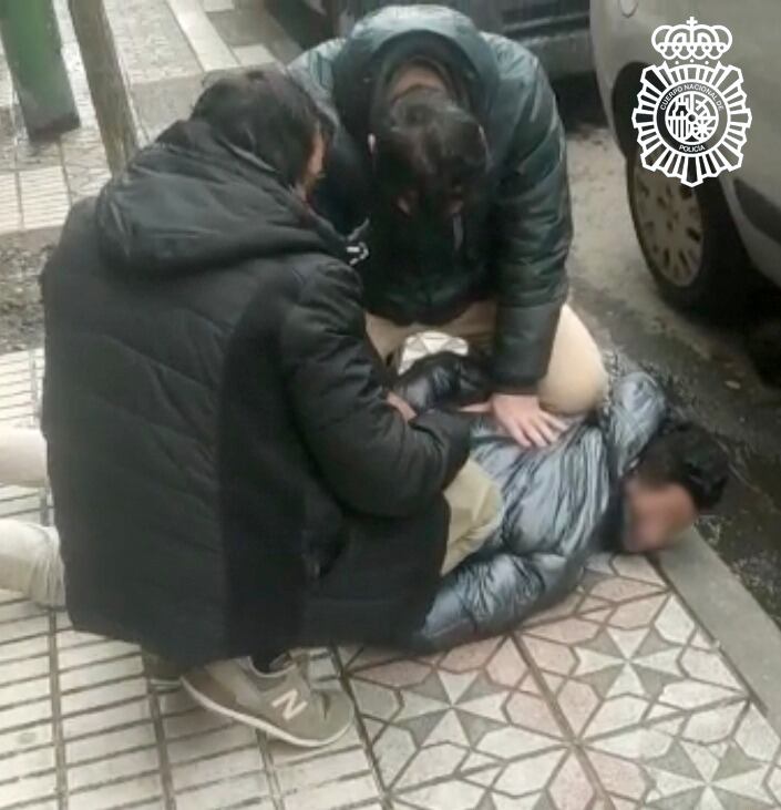 La Policía Nacional detiene al presunto agresor cuando intentaba huir en un patinete eléctrico