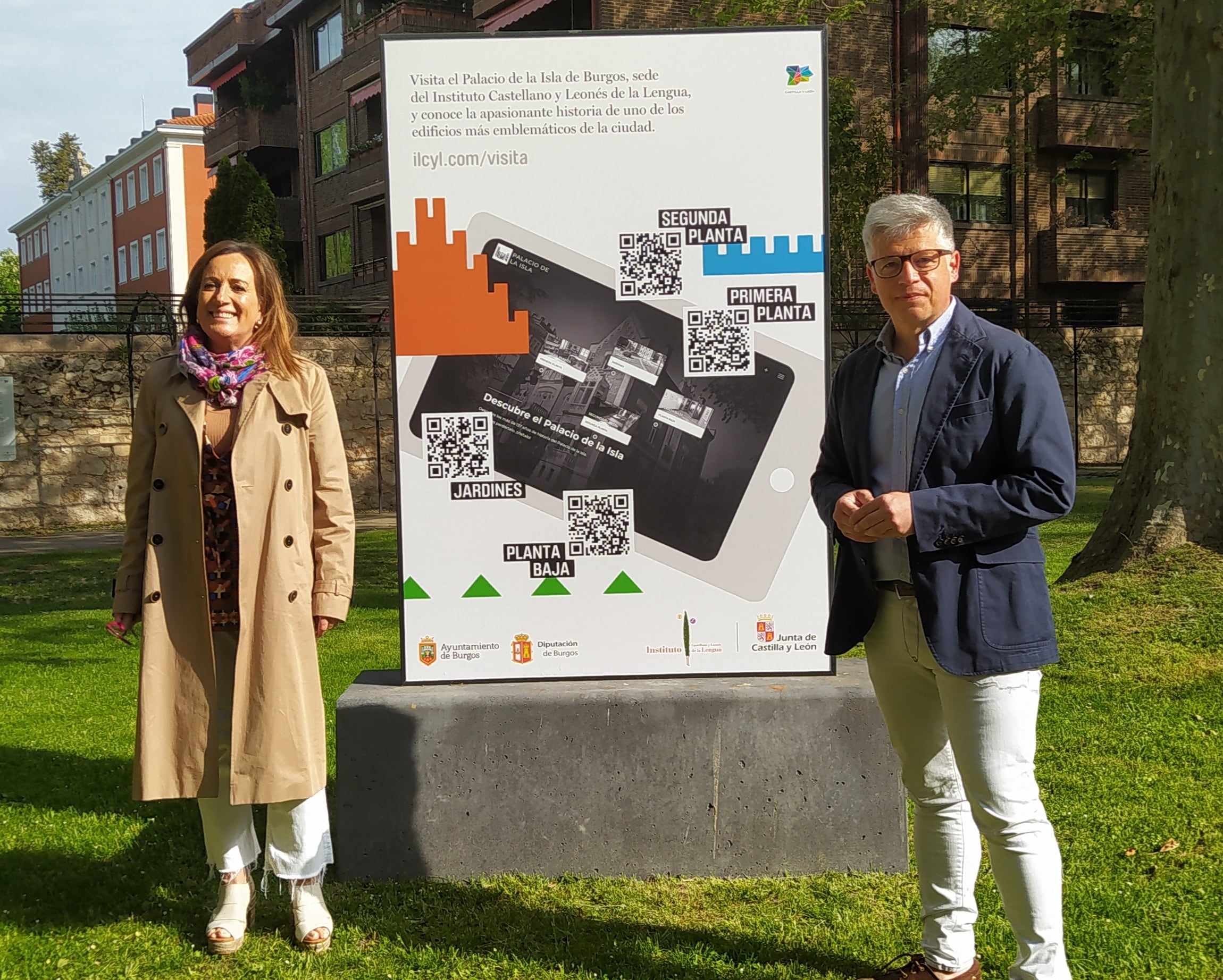 La concejala de Cultura del Ayuntamiento de Burgos, Charo Pérez Pardo, y el gerente del Instituto Castellano y Leonés de la Lengua, Alejandro Sarmiento