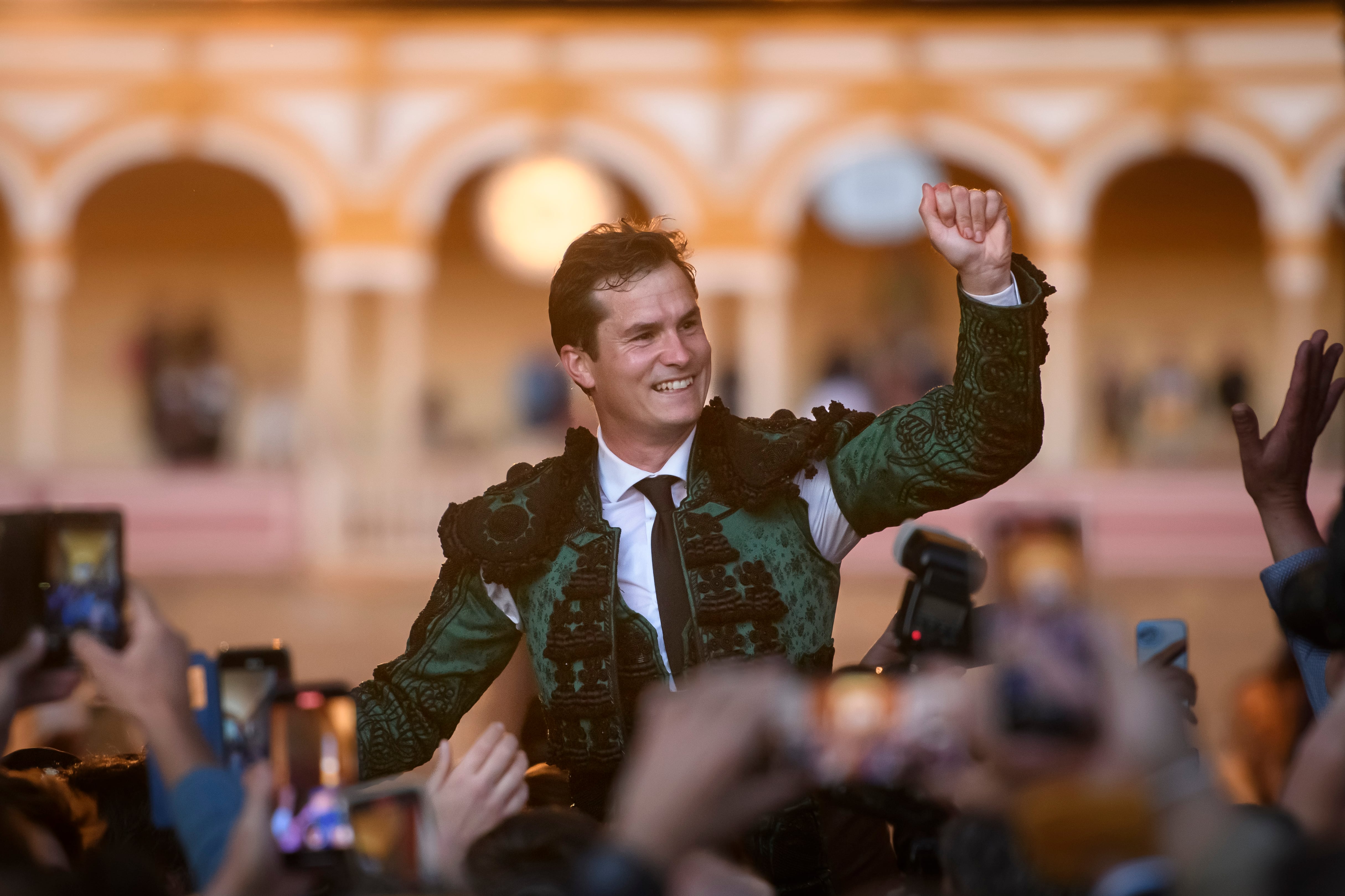 SEVILLA, 28/04/2022.- El diestro Daniel Luque ha cortado dos orejas a su toro de la tarde en la Plaza de La Maestranza de Sevilla, que al sumarse a la conseguida con su primero, le ha valido para salir por la Puerta del Príncipe. EFE/ Raúl Caro
