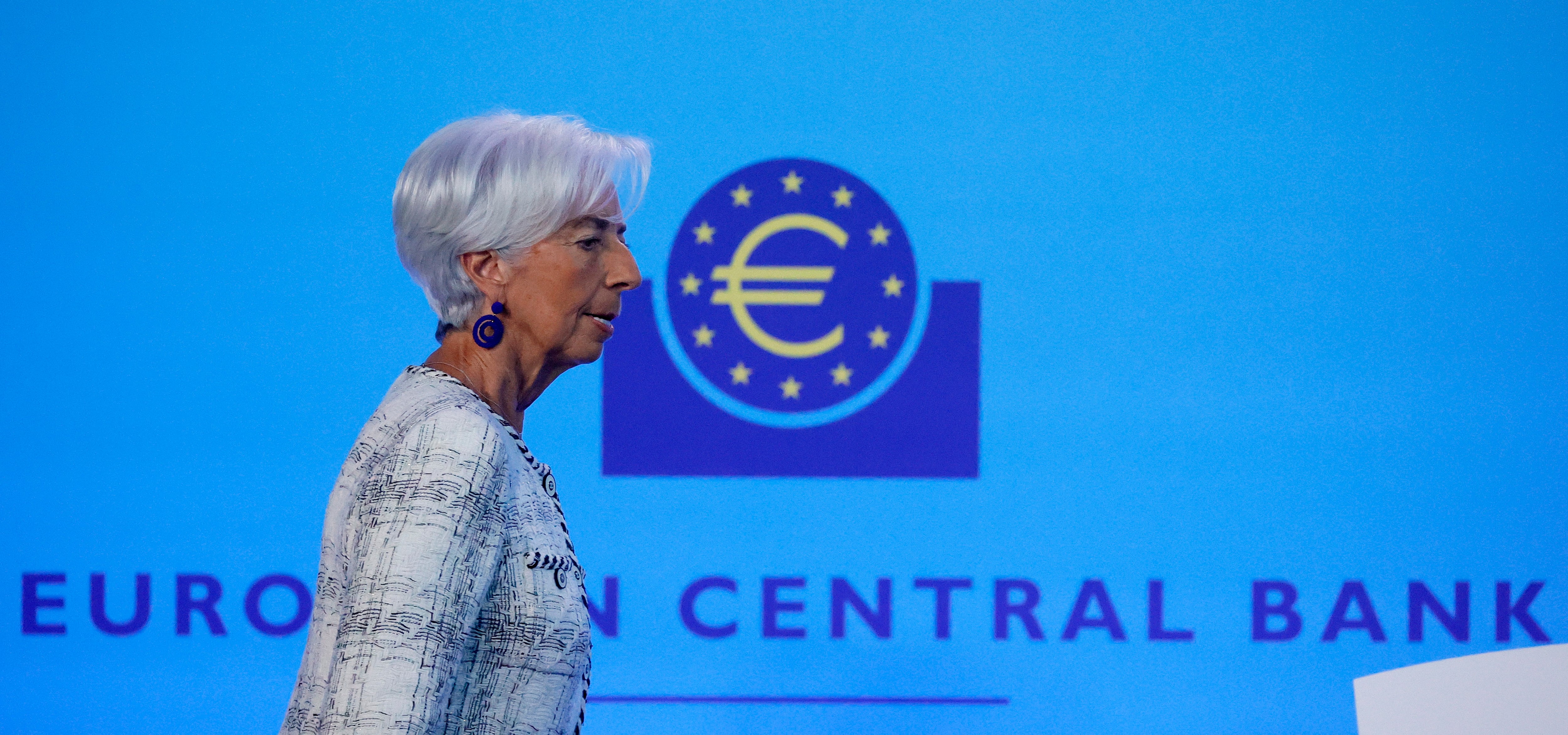 La presidenta del BCE, Christine Lagarde, llegando a la rueda de prensa tras el consejo de gobierno de este jueves. (Alemania) EFE/EPA/RONALD WITTEK