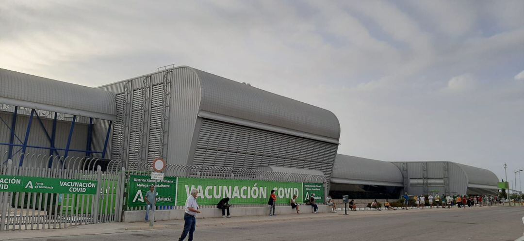 Personas esperando a la apertura del Palacio de Ferias y Congresos de Málaga para vacunarse contra la covid-19 esta mañana