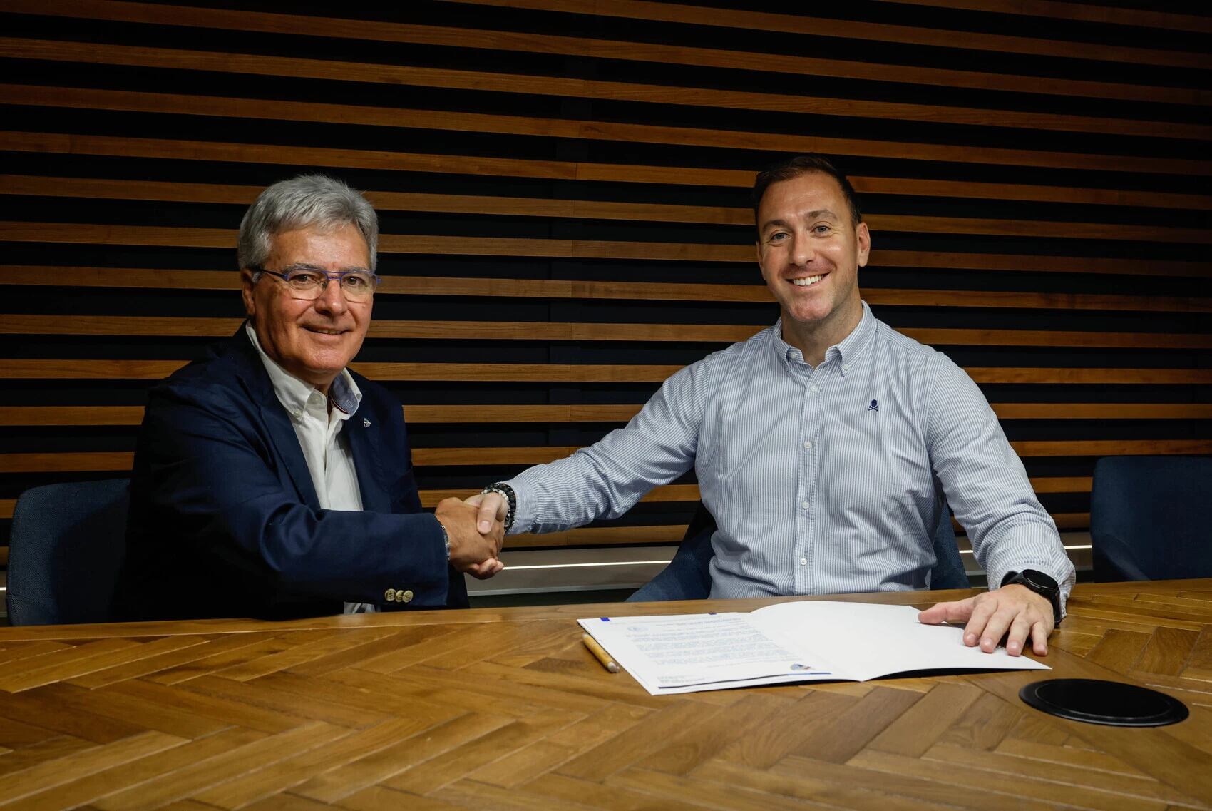 Héctor Díaz firma con el Málaga CF Femenino/ Málaga CF