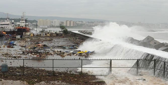 Las olas al sureste de la India, horas antes de que toque tierra el ciclón Phailin.