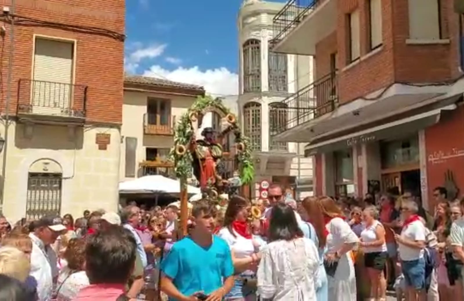 El santo junto a los peñafielenses en el día grande de la villa