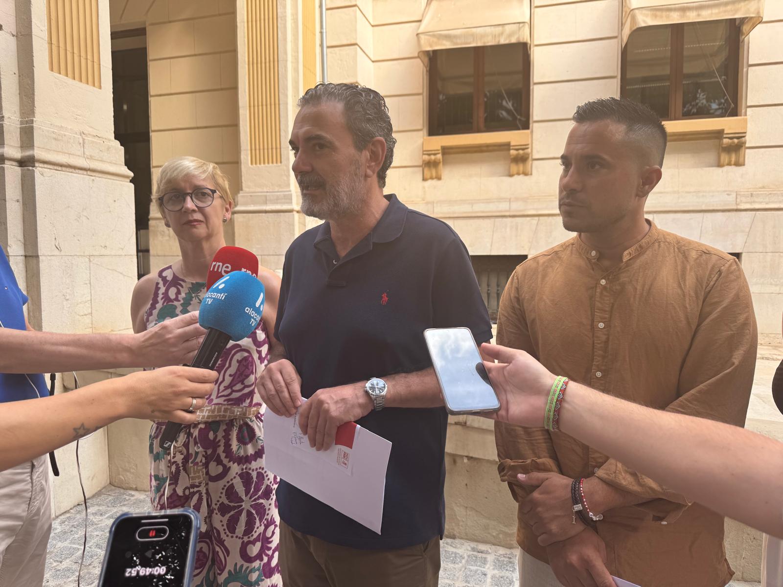 Vicente Arques, portavoz del PSPV en la Diputación de Alicante, explica la moción que presentarán al pleno para aumentar la partida presupuestaria para prevención de incendios