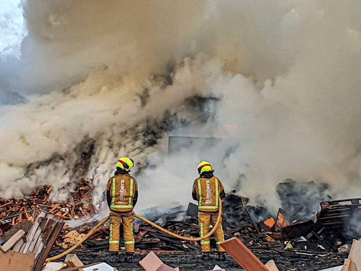 Extinguido el incendio que afectaba desde esta pasada madrugada a la planta de Reciclados en el Paraje de los Cabecicos.