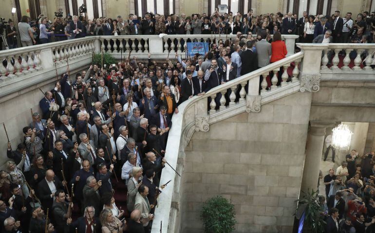 Alcaldes de diferentes localidades de Cataluña, muestran su alegría en las escalinatas del Parlament, desde donde el presidente de la Generaliat, pronuncia unas palabras tras aprobarse en el pleno, la declaración de independencia