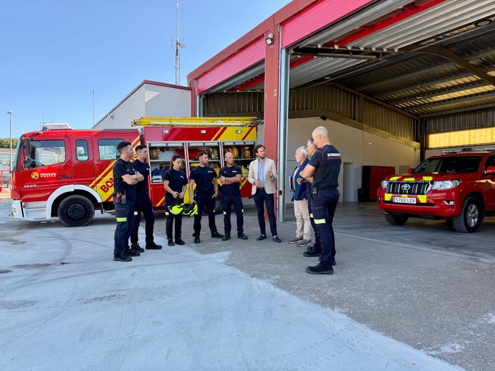 Isaac Claver y el diputado delegado de bomberos, Javier Catalán, en la visita realizada al parque de Monzón.