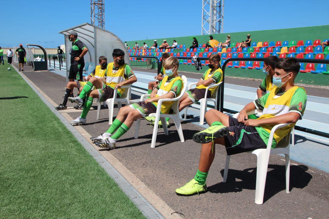 Uno de los partidos disputados en el campo de fútbol municipal de Yaiza, con público en las gradas.