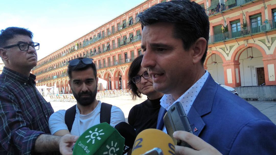 Pedro García y Amparo Pernichi durante la rueda de prensa en la Plaza de la Corredera