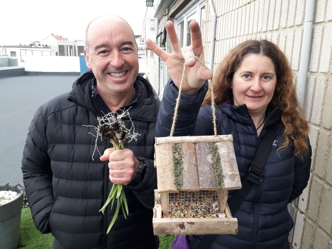 Iñaki y Amaia con los ajos y el comedero para pájaros