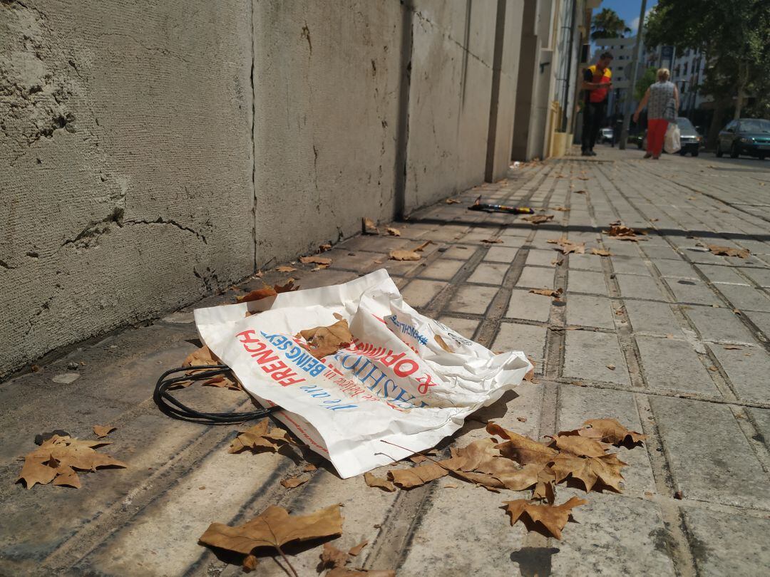 Residuos en la vía pública en la zona centro de Jerez