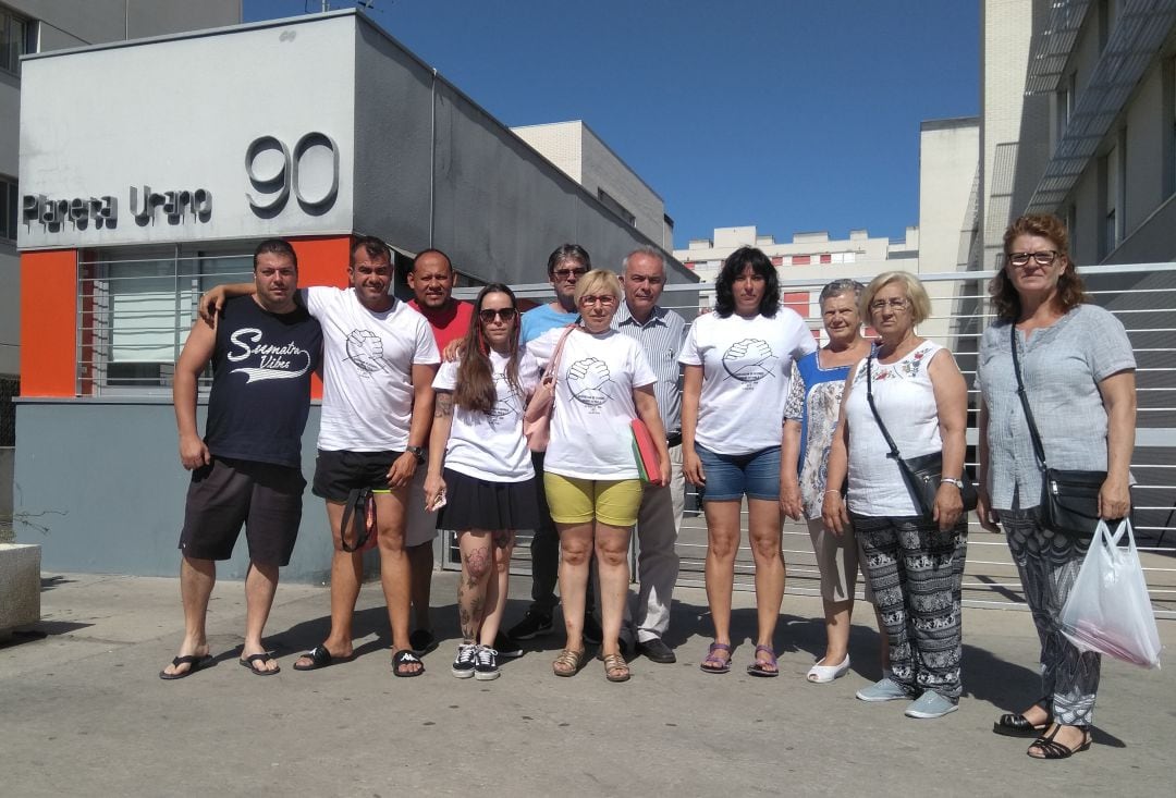 Vecinos de la calle Planeta Urano 90 de Parla (Madrid) denuncian la gestión de sus viviendas por parte del fondo Lazora.