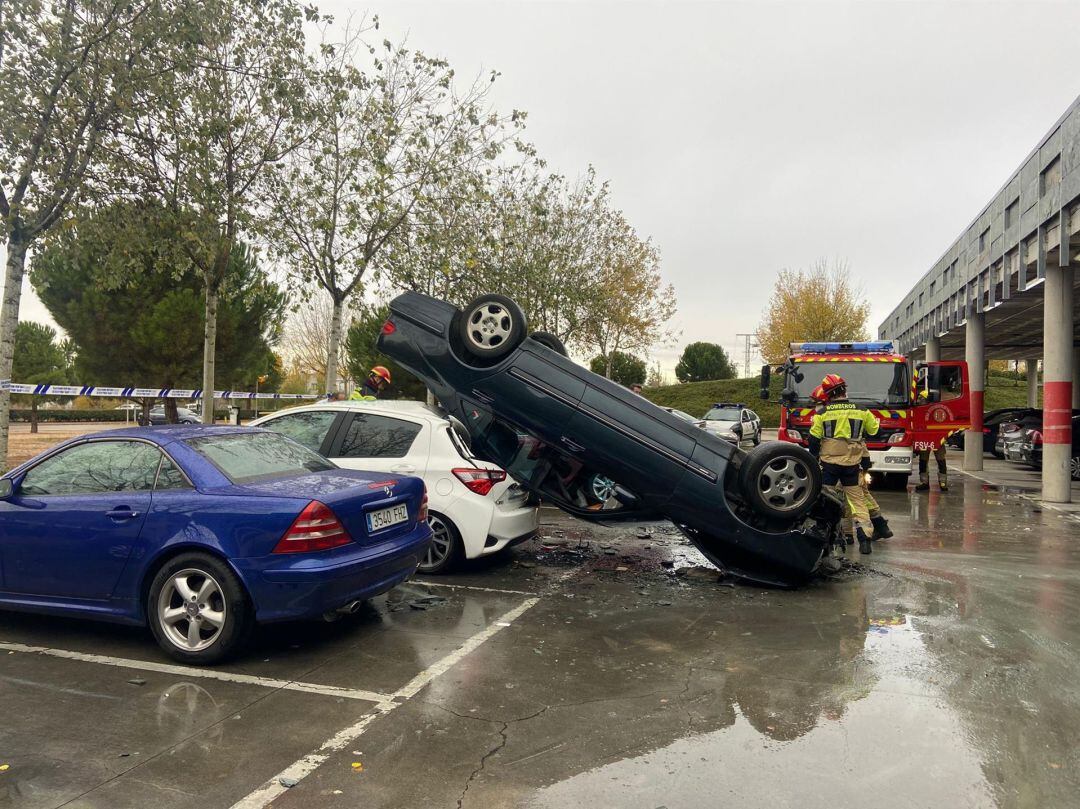 Imagen del coche accidentado en el aparcamiento del Río Hortega