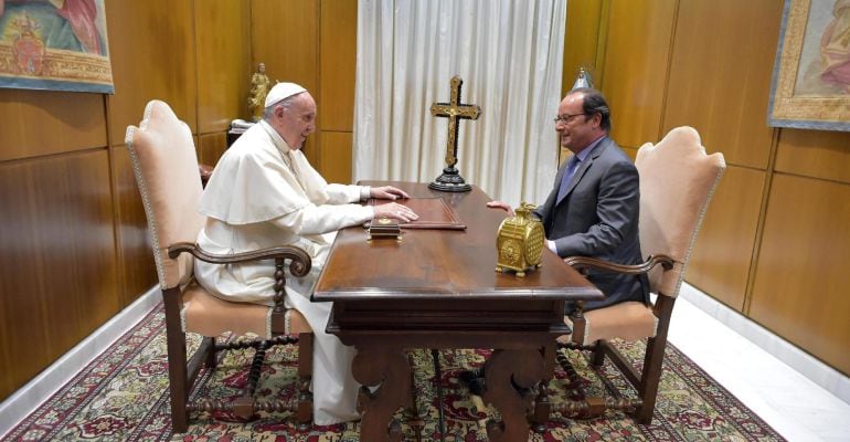 El presidente francés, François Hollande, y el papa Francisco durante su reunión en el Vaticano