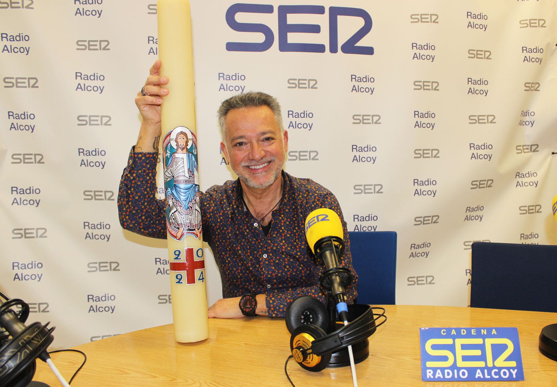 José Domingo Sempere muestra una de sus obras en un cirio pascual, el &#039;Pantocrator&#039; de Tahull