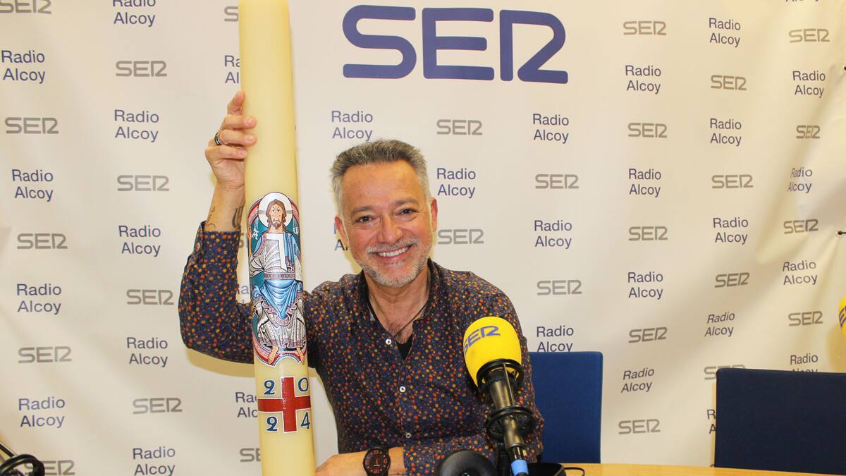 José Domingo Sempere, cerca de 30 años decorando los cirios pascuales de los Salesianos