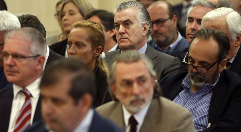 El extesorero del PP, Luis Bárcenas (c.arriba), junto a Francisco Correa (c.abajo), presunto cabecilla de la Trama Gürtel, durante el juicio en la sede de la Audiencia Nacional de San Fernando de Henares.